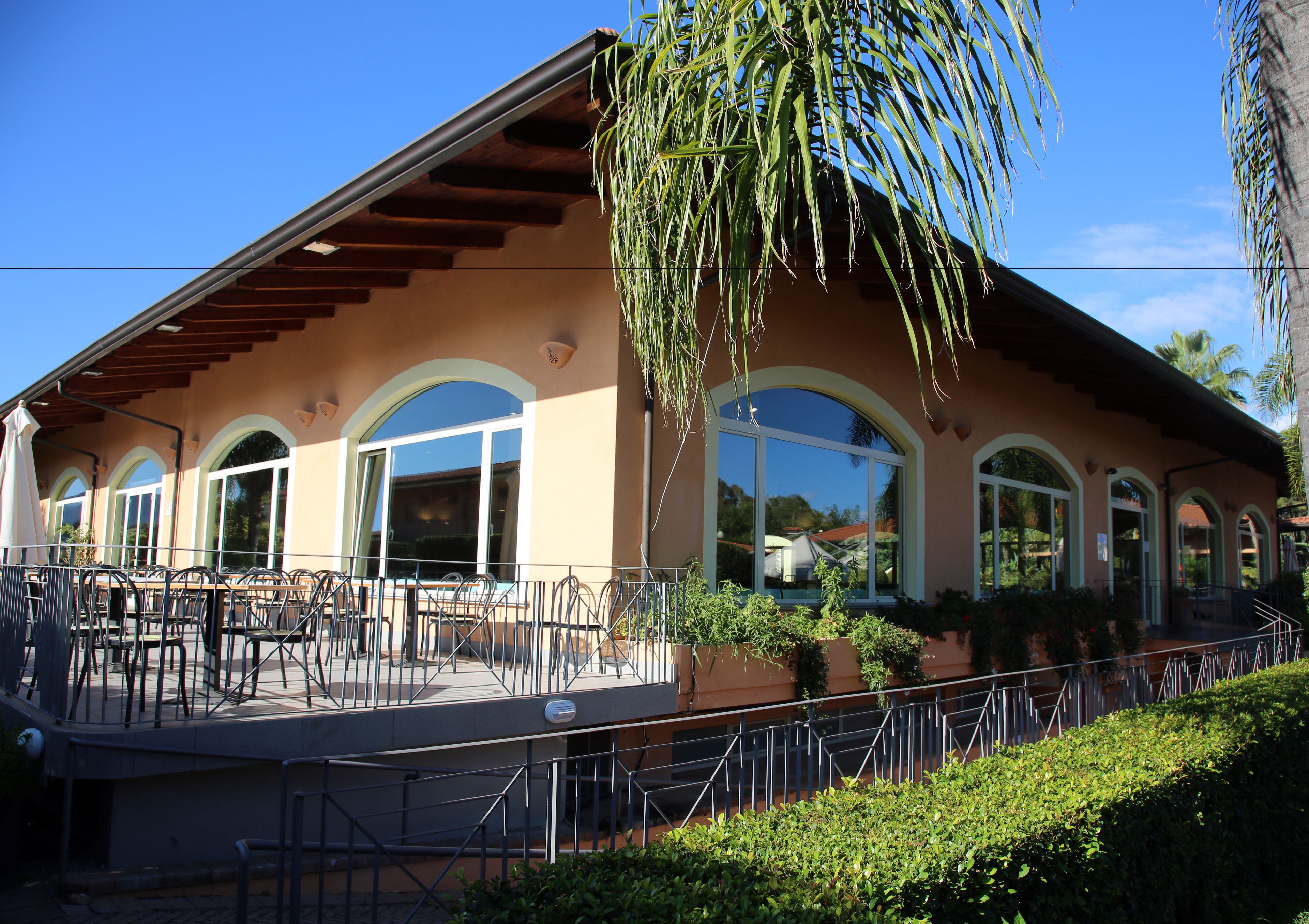 2 restaurants, spécialités Cuisine méditerranéenne