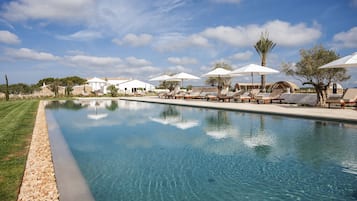 Piscine extérieure, parasols de plage, chaises longues