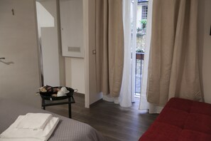 Cortinas blackout, wifi gratis y ropa de cama