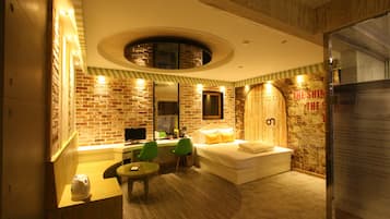 Deluxe Room | Individually decorated, desk, cribs/infant beds, free WiFi