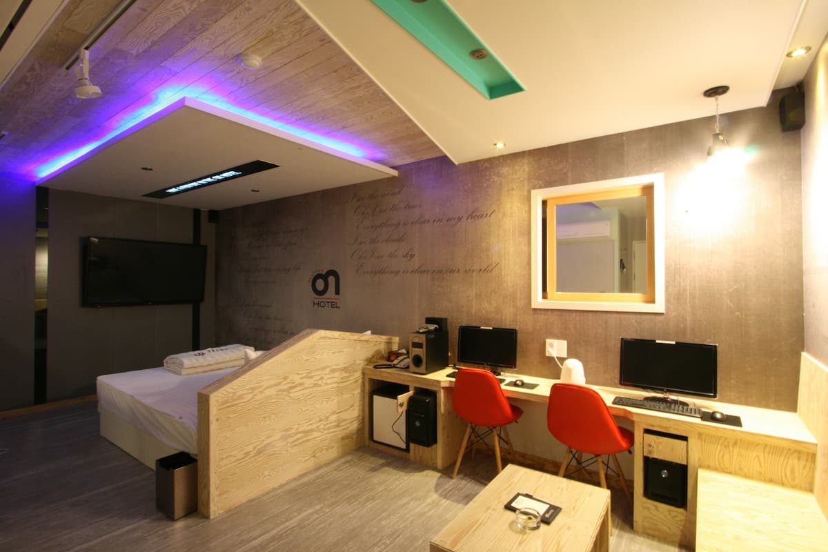VIP Room | Escritorio, cunas, wifi gratis y decoración individual