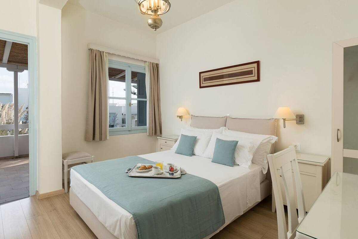 1 bedroom, desk, soundproofing, free cots/infant beds