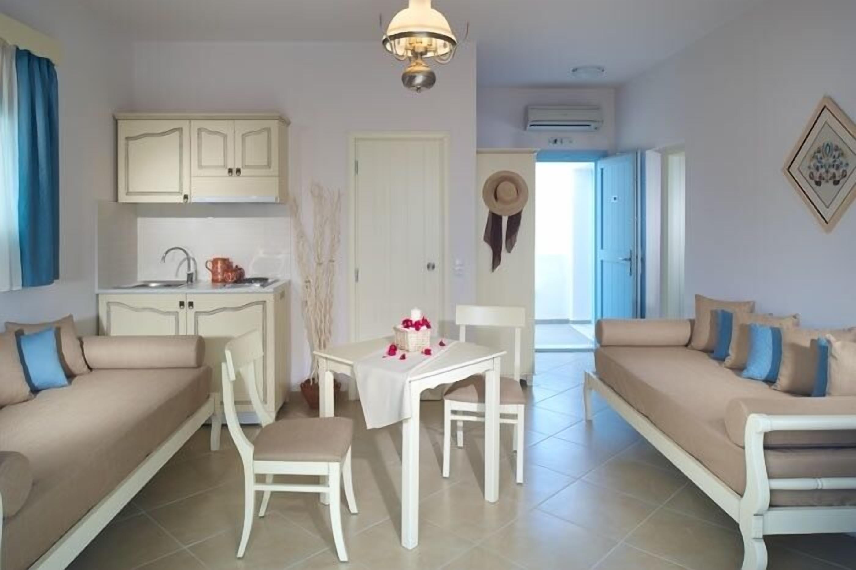 suite | living area | plasma tv