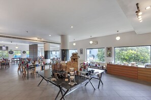 2 ravintolaa, joissa tarjoillaan aamiainen, lounas ja illallinen