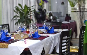 Serveert ontbijt, internationale gerechten