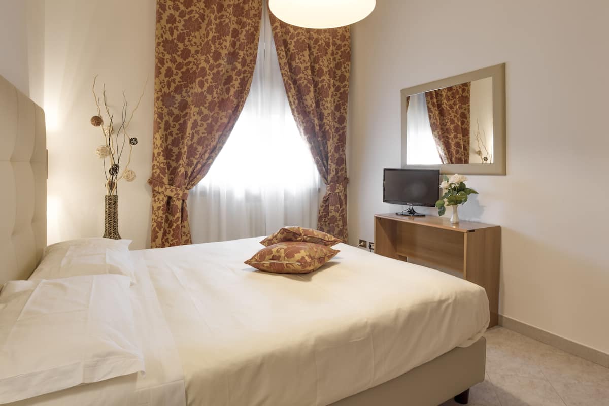 Kamar Basic (Private External Bathroom) | Minibar, Wi-Fi gratis, dan seprai linen