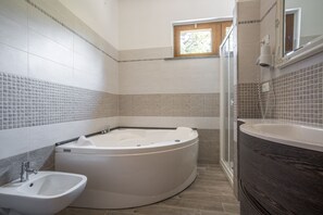 Camera Deluxe, idromassaggio | Bagno | Doccia, set di cortesia gratuito, asciugacapelli, bidet