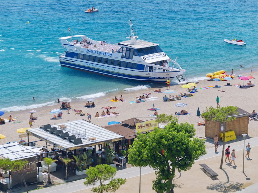 Ranta lähistöllä, aurinkotuoleja