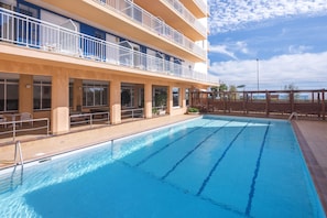 Outdoor pool, sun loungers - Sorrabona Apartments (Pineda de Mar)