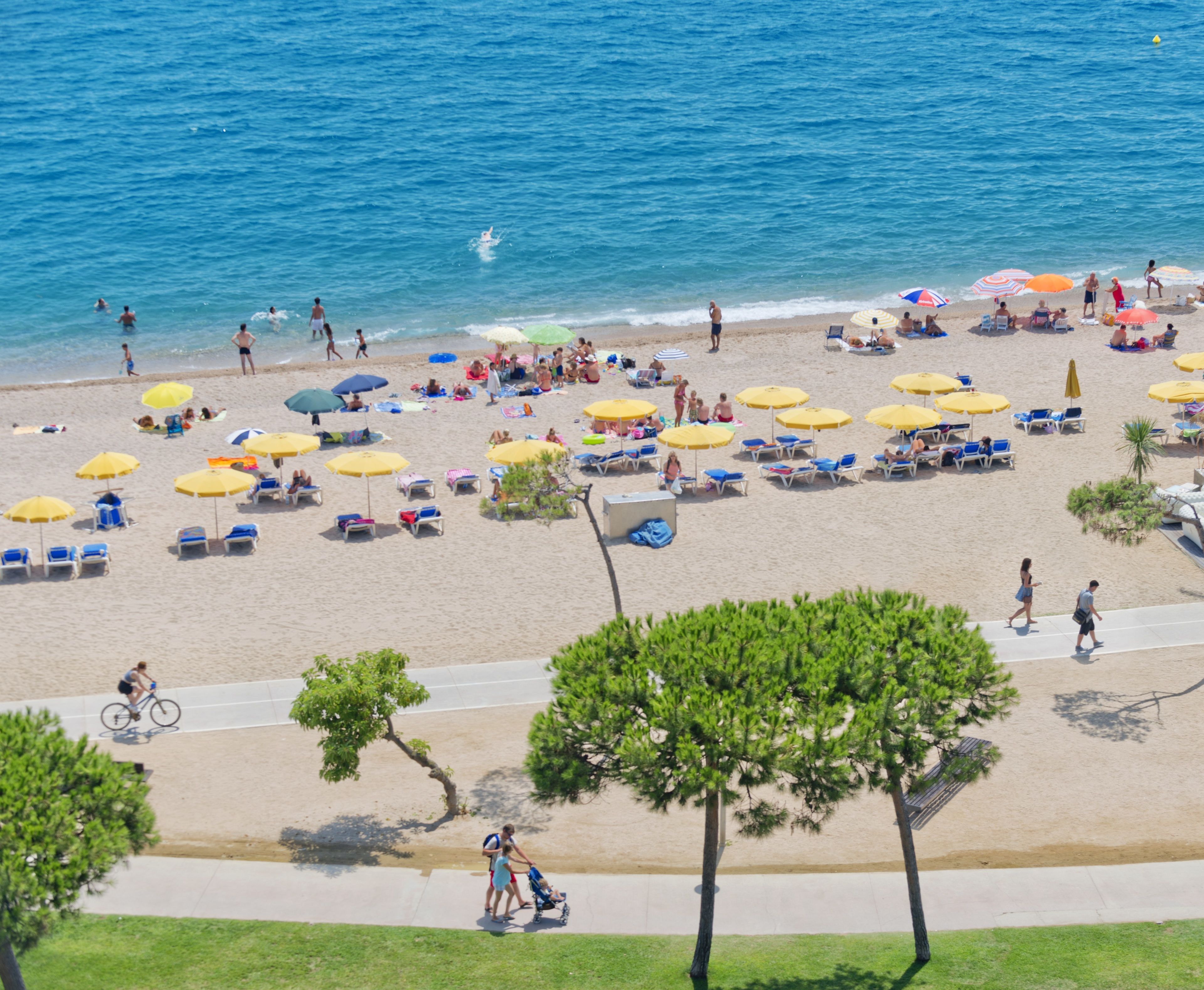 Plage à proximité, chaises longues