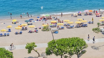 Plage à proximité, chaises longues