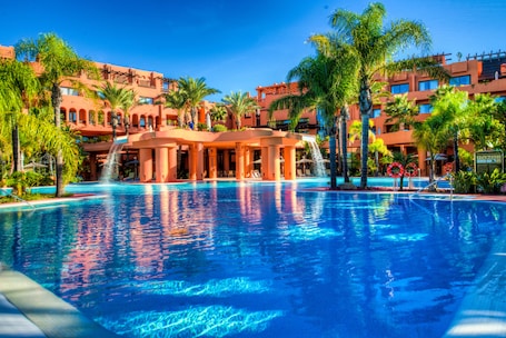 Una piscina techada, 4 piscinas al aire libre, sombrillas. Aparthotel Novo Resort