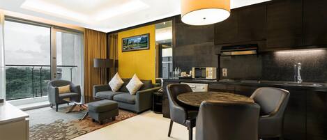 Un apartamento moderno con comedor, cocina y balcón con vista a la ciudad.