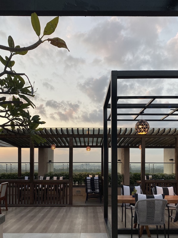 Terrace/patio - DoubleTree Suites by Hilton Bengaluru Outer Ring Road (Bengaluru)