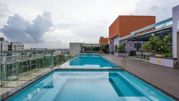 Piscine extérieure, cabanons gratuits, parasols de plage