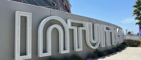 Un edificio con un cartel grande y moderno que dice 'INTUITEL'.