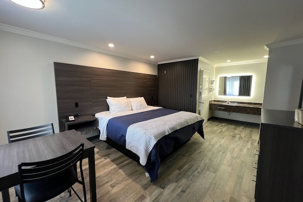 Individuell eingerichtet, Schreibtisch, kostenloses WLAN, Wecker