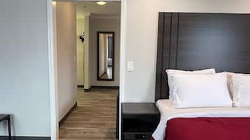 Deluxe-rum - 2 queensize-sängar | Unika möbler, skrivbord, gratis wi-fi och väckarklockor