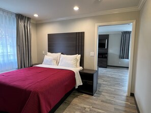 Rom – deluxe, 2 queensize-senger | Individuelt innredet, skrivebord, wi-fi (inkludert) og vekkerklokke