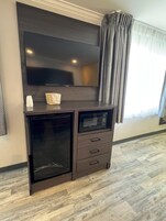 Muebles diferentes, escritorio, wifi gratis y despertador 