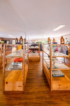 Gift shop - Jot's Resort (Gold Beach)
