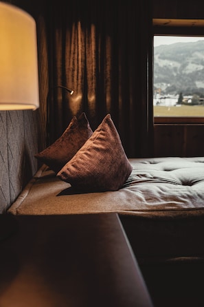 Suite superior, sauna (Spieljoch) | Cobrellits i caixa forta a l'habitació