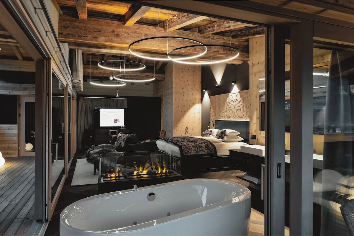 penthouse suite (bergfeuer), mountain view, terrace, sauna, whirlpool | bathroom | shower, rainfall showerhead, free toiletries, hair dryer