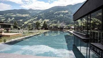 2 Innenpools, 3 Außenpools, Sonnenschirme, Liegestühle