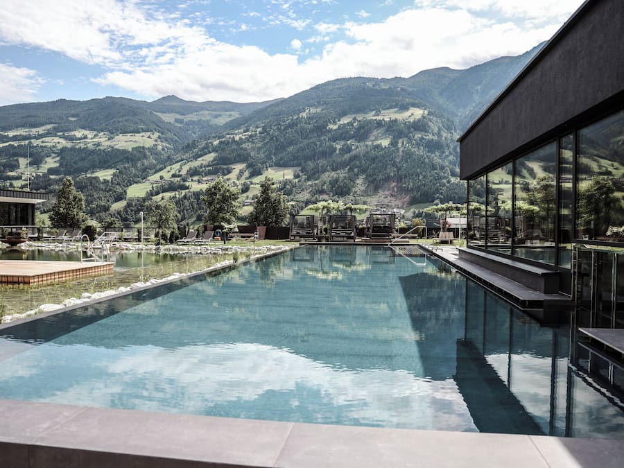 2 piscine coperte, 3 piscine all'aperto, ombrelloni da piscina, lettini