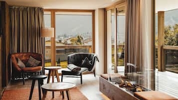 Panoramic-Suite, Terrasse, Bergblick (Bergfeuer) | Daunenbettdecken, Zimmersafe, laptopgeeigneter Arbeitsplatz