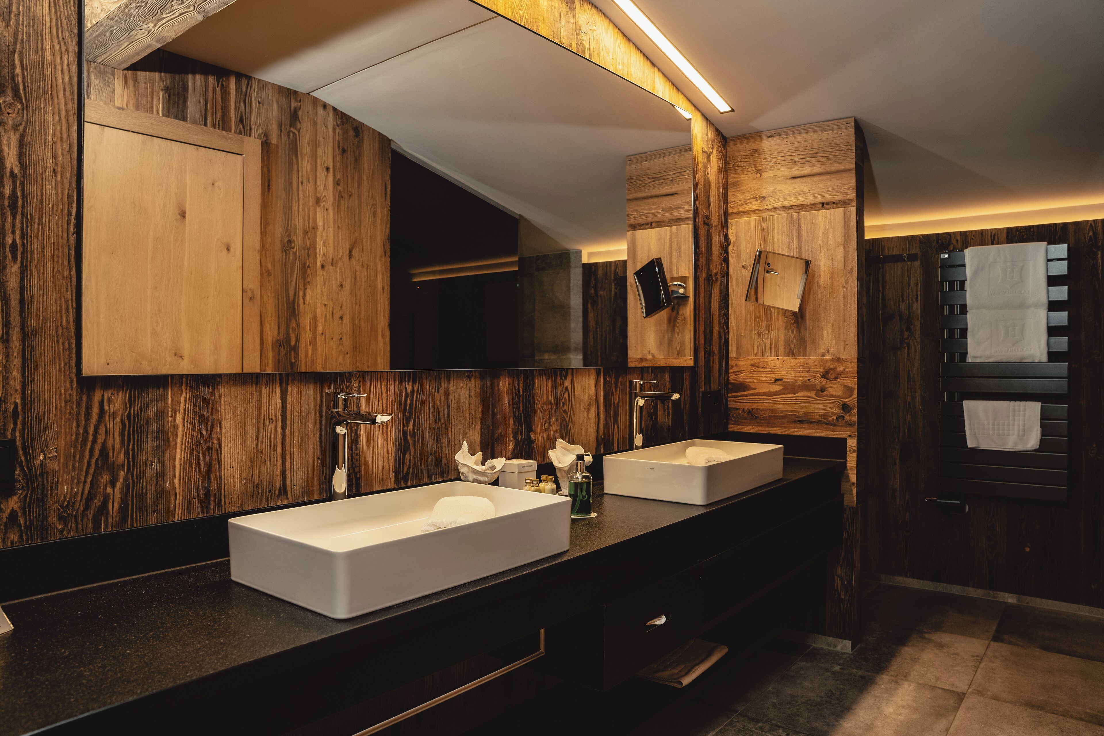 suite, sauna, mountain view (tirol) | bathroom | shower, rainfall showerhead, free toiletries, hair dryer