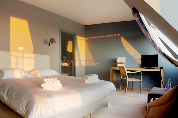 Tweepersoonskamer, terras, uitzicht op zee | Individueel gemeubileerd, een bureau, verduisterende gordijnen