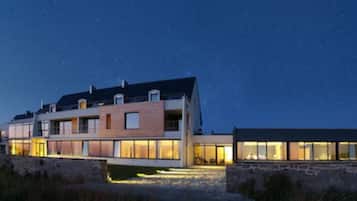 Voorkant accommodatie - avond/nacht