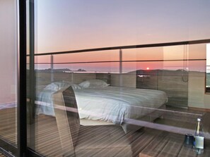 Muebles diferentes, escritorio y cortinas blackout 