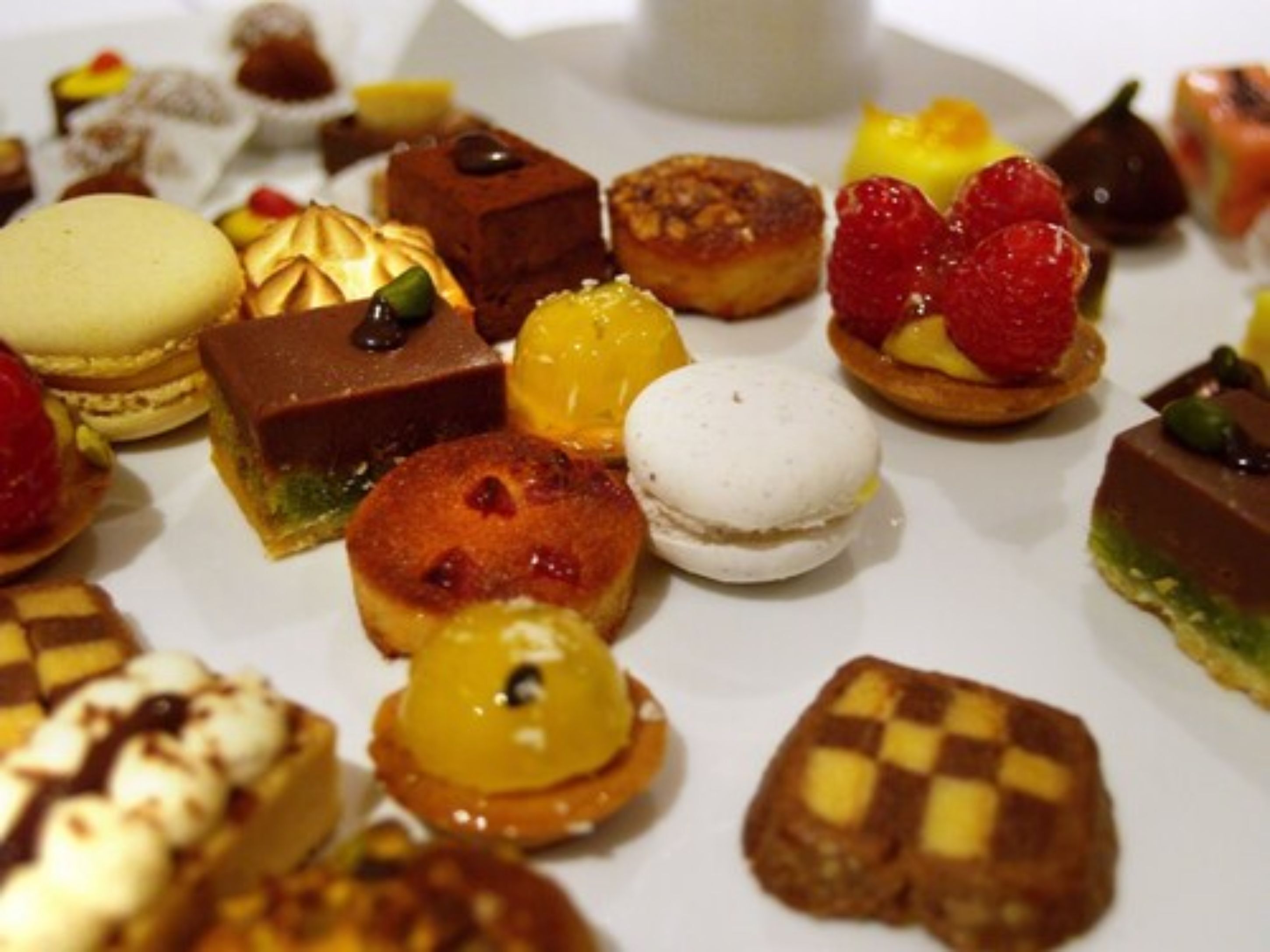 Una variedad de postres en un plato.
