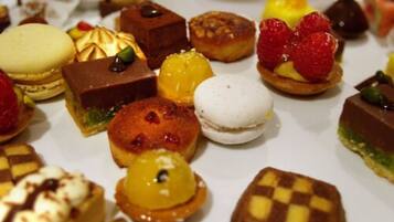 Una variedad de postres en un plato.
