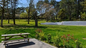 A park with a picnic table and a skateboard ramp. - Domaine du Pignada (Anglet)