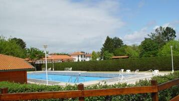 Piscine extérieure (ouverte en saison), parasols de plage