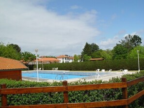 Seasonal outdoor pool, pool umbrellas, sun loungers - Domaine du Pignada (Anglet)