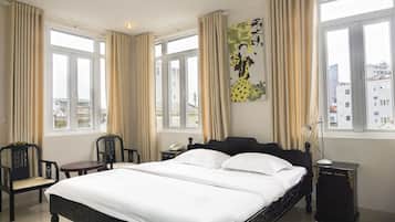 Suite Royal, 1 Tempat Tidur King, bathtub, pemandangan kota | Minibar, brankas, meja kerja, dan tirai kedap cahaya