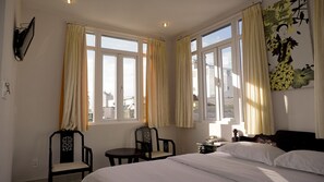 Minibar, in-room safe, desk, blackout curtains - Hue Nino Hotel (Hue)