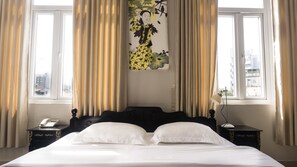 Minibar, in-room safe, desk, blackout curtains - Hue Nino Hotel (Hue)
