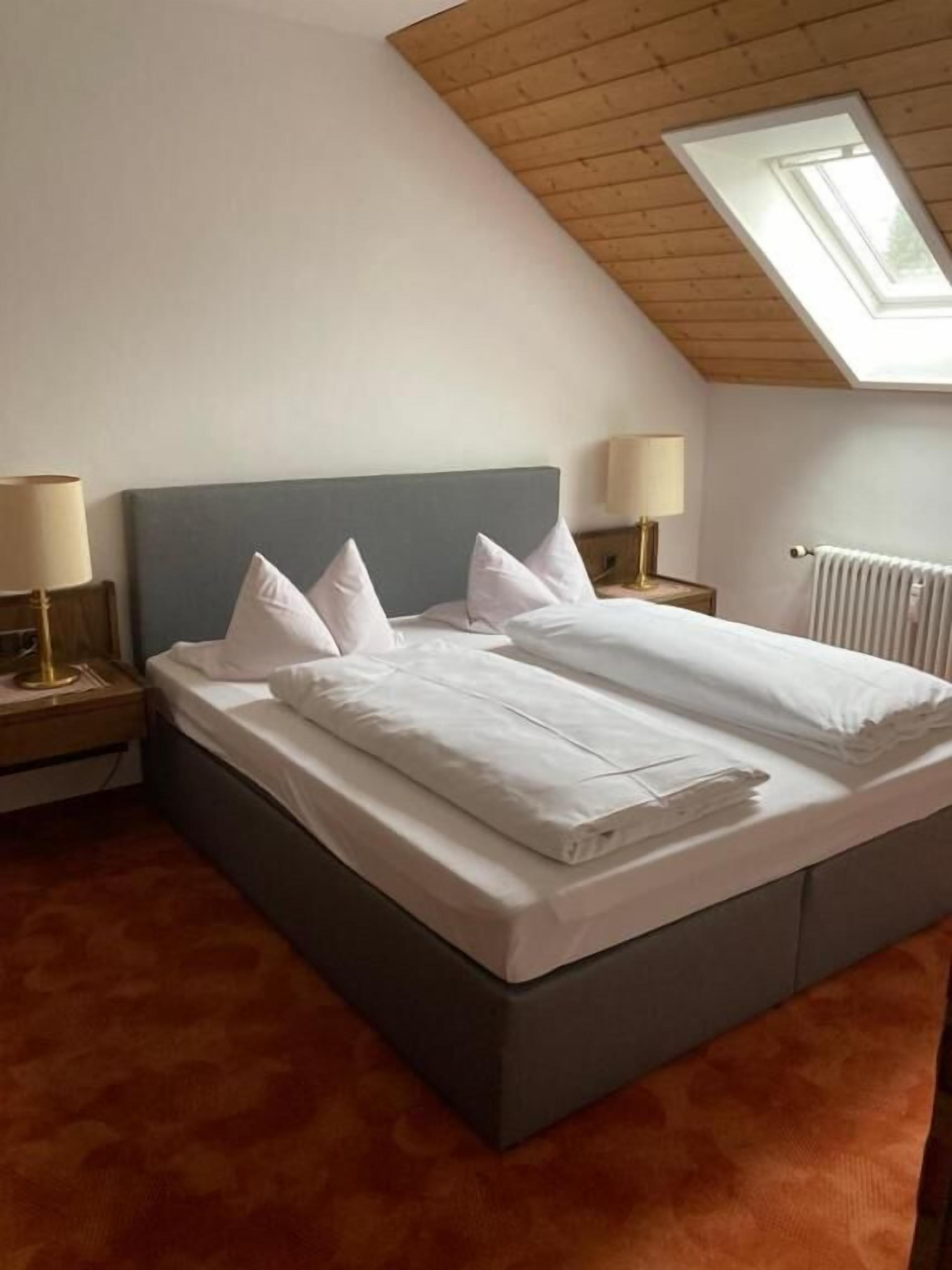 Basic-Apartment | Zimmersafe, laptopgeeigneter Arbeitsplatz, kostenloses WLAN, Bettwäsche