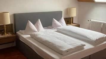 Basic-Apartment | Zimmersafe, laptopgeeigneter Arbeitsplatz, kostenloses WLAN, BettwÀsche