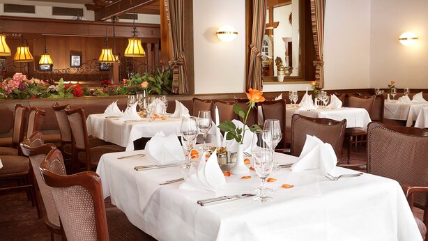A restaurant with white tablecloths, neatly set dining tables, and chairs. - Kneipp- Kur- und Tagungshotel Luitpold (Bad Woerishofen)