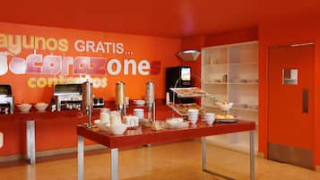 Un'area buffet con una parete rossa e un cartello che riporta la scritta