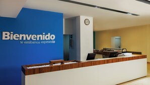 Una recepción con pared azul y un reloj.