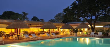 Piscine extérieure, parasols de plage, chaises longues