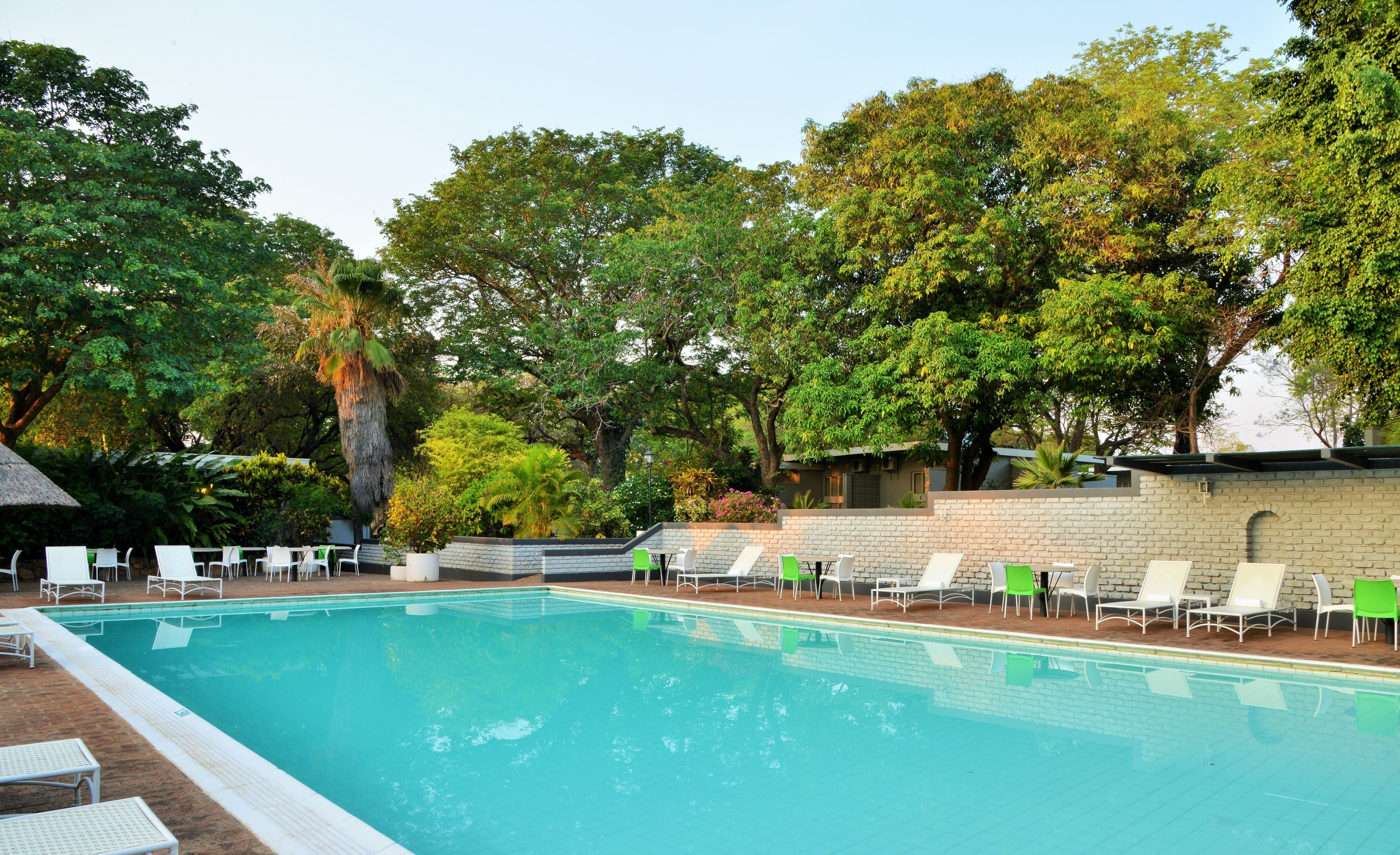 Hồ bơi ngoài trời, dù/ô trên bãi biển/hồ bơi, ghế dài tắm nắng 