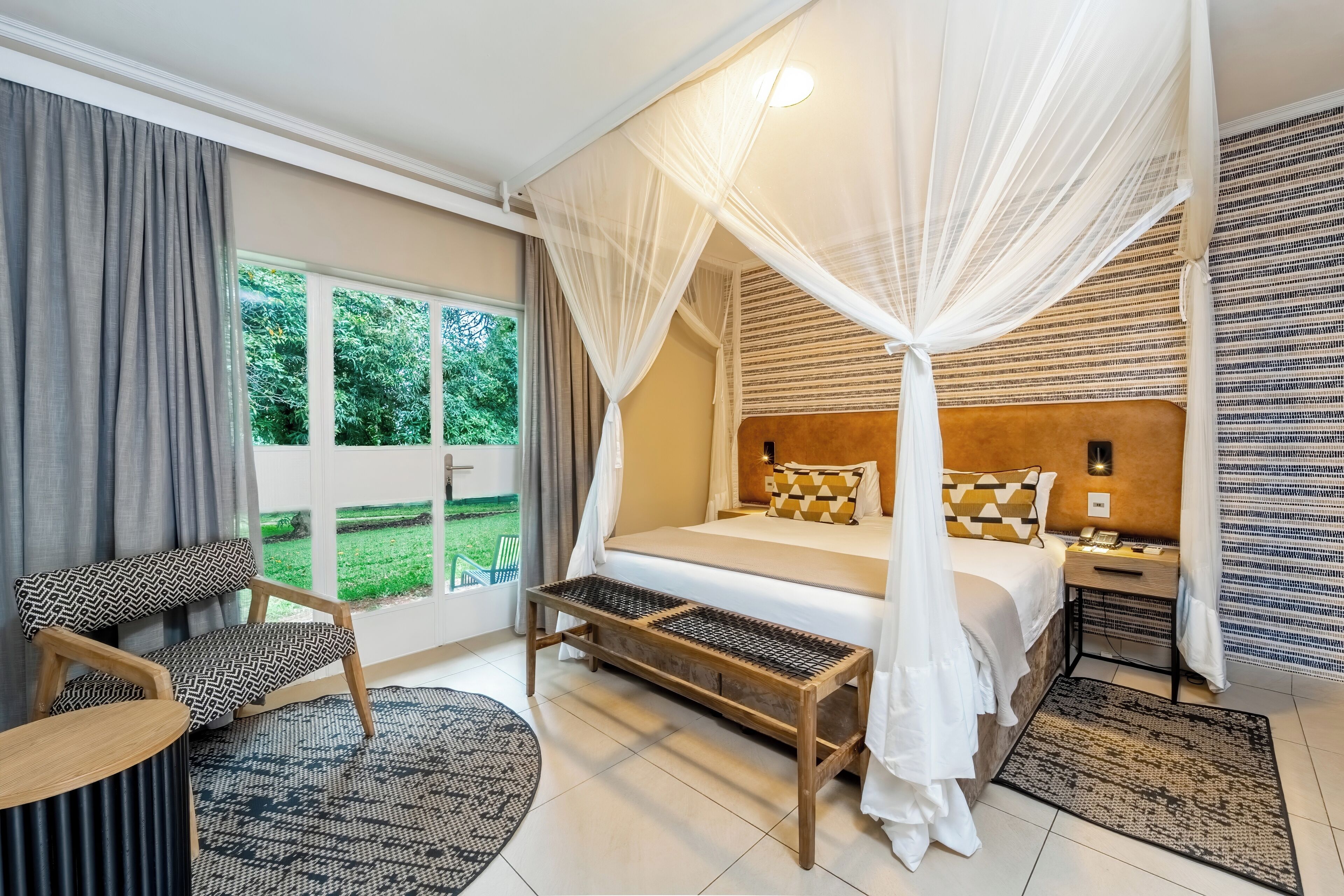 Coffres-forts dans les chambres, bureau, rideaux occultants